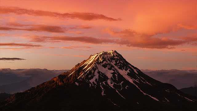 夕阳下的雪山与橙红色天空