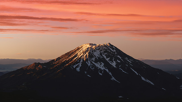 夕阳下的雪山与红火天空