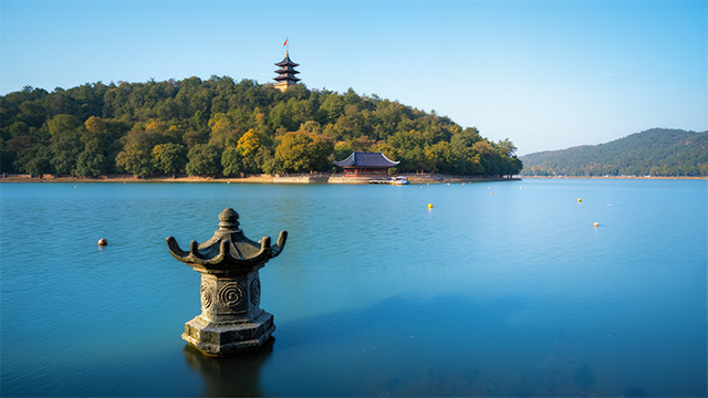 湖面上的古建与远处青山
