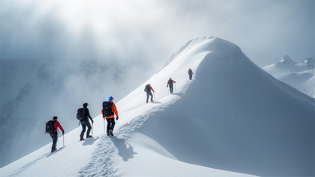 雪山攀登者挑战巅峰路